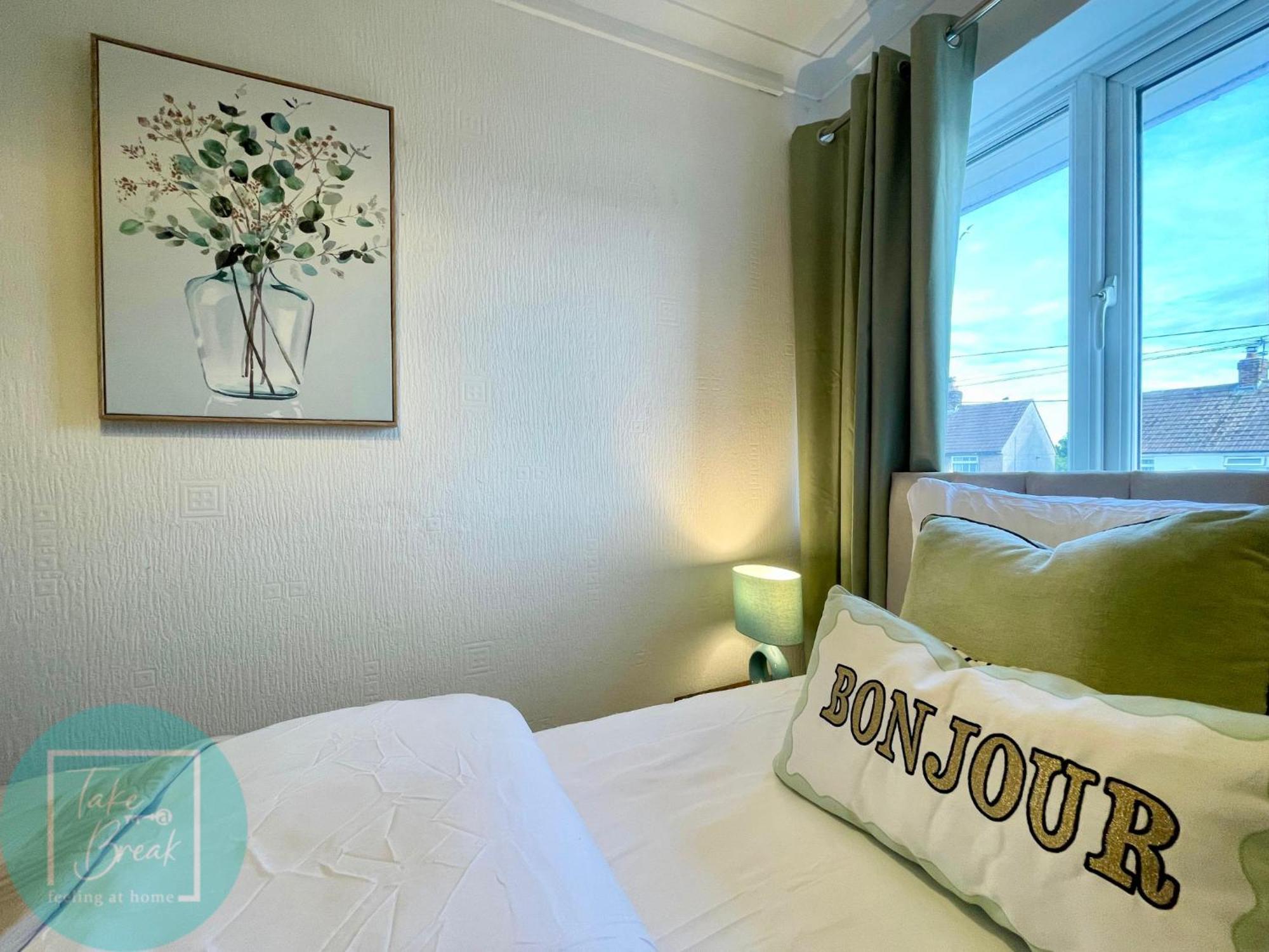 Stylish 3-Bedroom St Helens Home With Parking & Wi-Fi Burtonwood Bagian luar foto