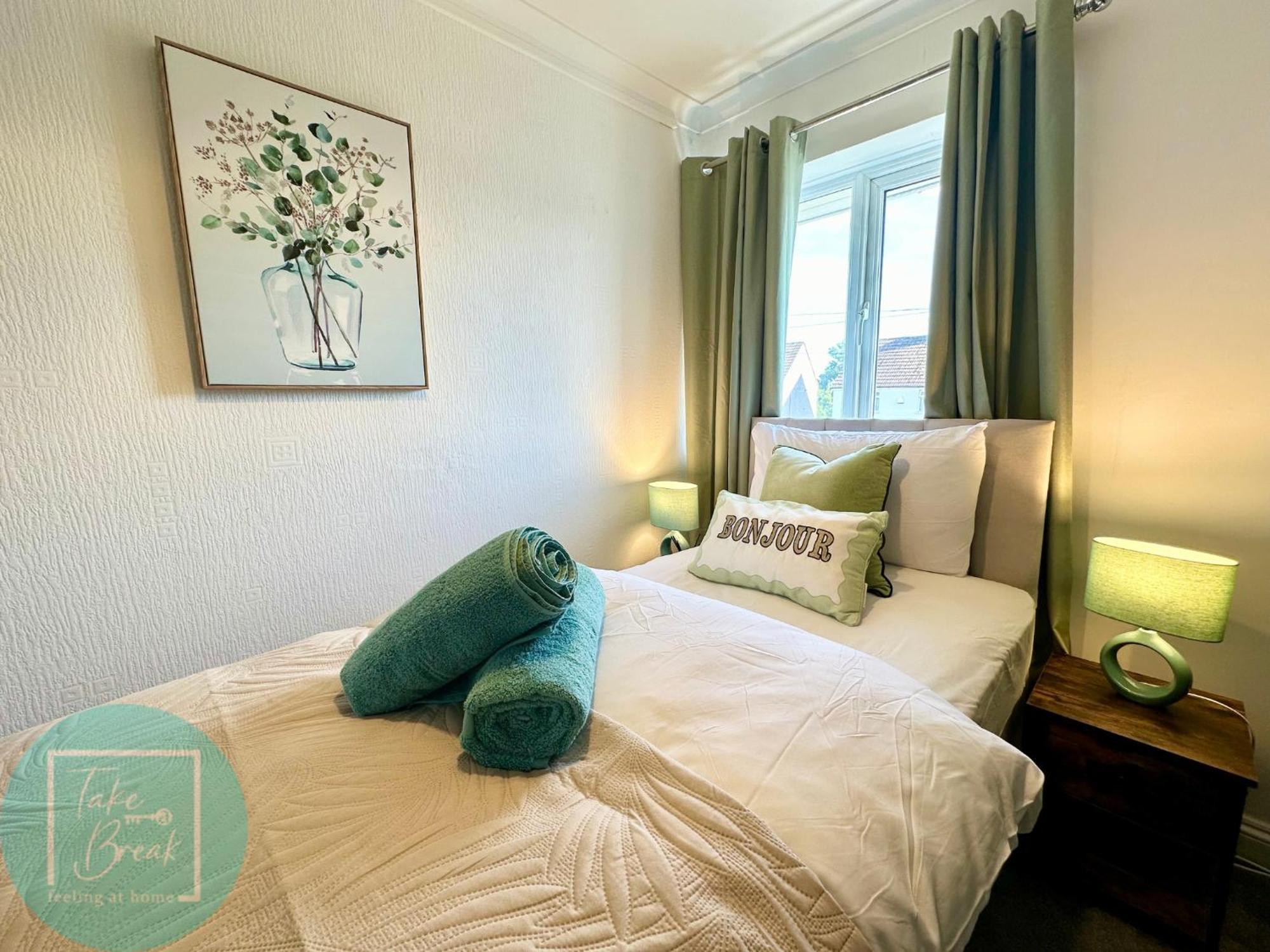 Stylish 3-Bedroom St Helens Home With Parking & Wi-Fi Burtonwood Bagian luar foto