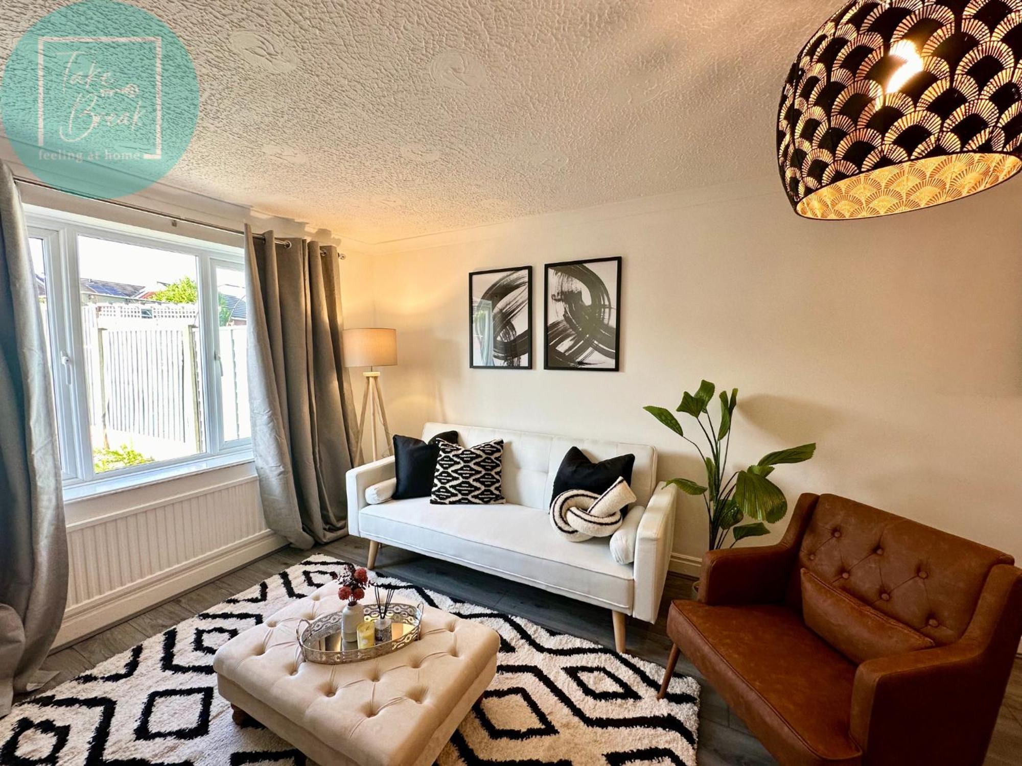 Stylish 3-Bedroom St Helens Home With Parking & Wi-Fi Burtonwood Bagian luar foto